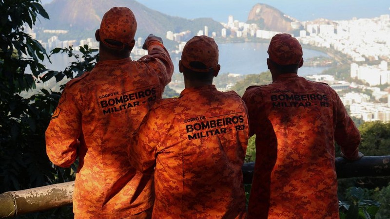 Petugas pemadam kebakaran berkumpul di titik pandang Vista Chinesa setelah sebuah helikopter jatuh di Rio de Janeiro, Brasil, pada 8 Agustus 2026.