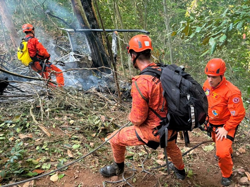 Petugas pemadam kebakaran di lokasi kecelakaan helikopter yang mematikan di Alto da Boa Vista, Rio de Janeiro, Brasil, 8 Agustus 2026. (Corpo de Bombeiros Militar do Estado do Rio de Janeiro/Handout via REUTERS)