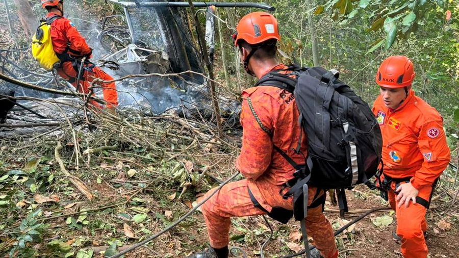 Petugas pemadam kebakaran di letak kecelakaan helikopter nan mematikan di Alto da Boa Vista, Rio de Janeiro, Brasil, 8 Agustus 2026. (Corpo de Bombeiros Militar do Estado do Rio de Janeiro/Handout via REUTERS)