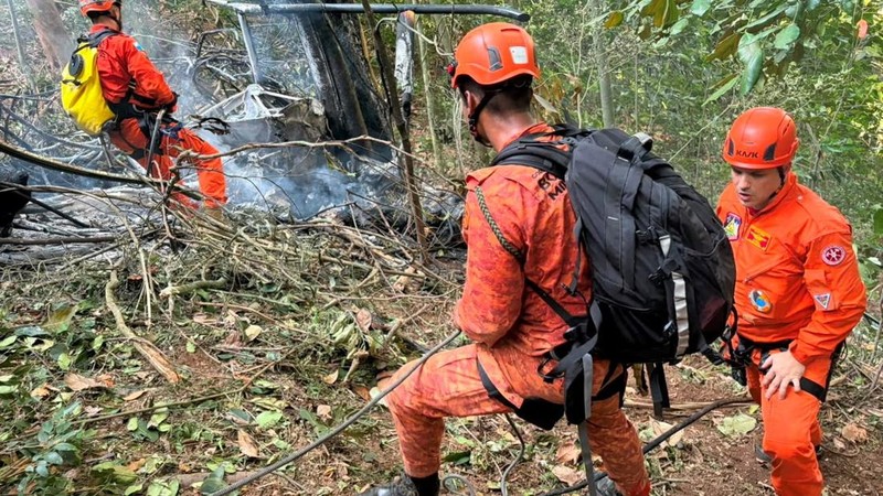 Petugas pemadam kebakaran di lokasi kecelakaan helikopter yang mematikan di Alto da Boa Vista, Rio de Janeiro, Brasil, 8 Agustus 2026. (Corpo de Bombeiros Militar do Estado do Rio de Janeiro/Handout via REUTERS)