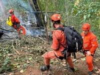 Petugas pemadam kebakaran di lokasi kecelakaan helikopter yang mematikan di Alto da Boa Vista, Rio de Janeiro, Brasil, 8 Agustus 2026. (Corpo de Bombeiros Militar do Estado do Rio de Janeiro/Handout via REUTERS)