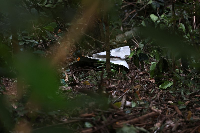 Petugas pemadam kebakaran di lokasi kecelakaan helikopter yang mematikan di Alto da Boa Vista, Rio de Janeiro, Brasil, 8 Agustus 2026. (Corpo de Bombeiros Militar do Estado do Rio de Janeiro/Handout via REUTERS)