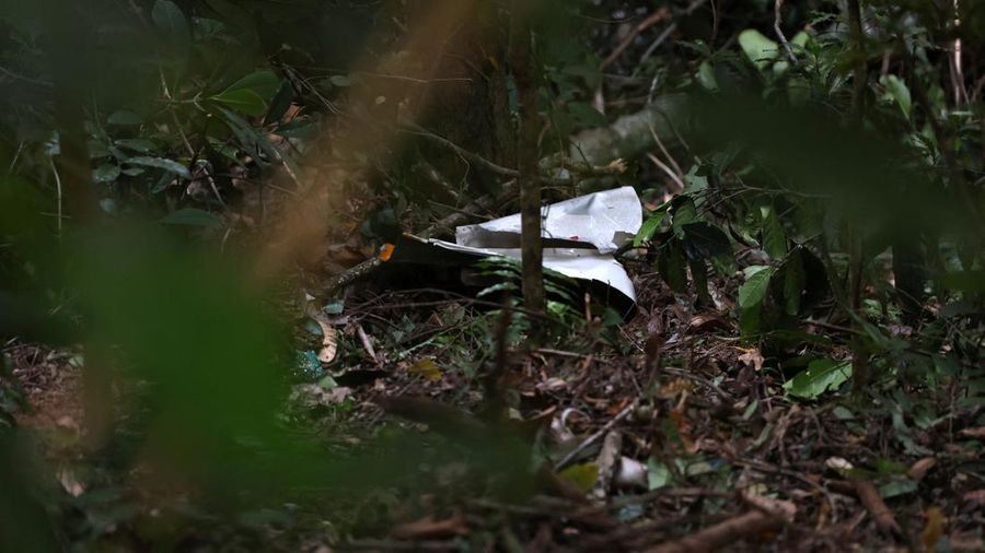 Puing-puing helikopter nan jatuh di area rimba dekat titik pandang Vista Chinesa tergeletak di tanah saat operasi pemindahan di Rio de Janeiro, Brasil, pada 8 Agustus 2026.