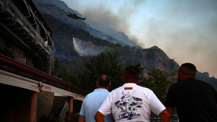 Sebuah helikopter milik Angkatan Udara Albania menjatuhkan air saat memadamkan kebakaran hutan di Kruja, Albania, pada 8 Agustus 2026.