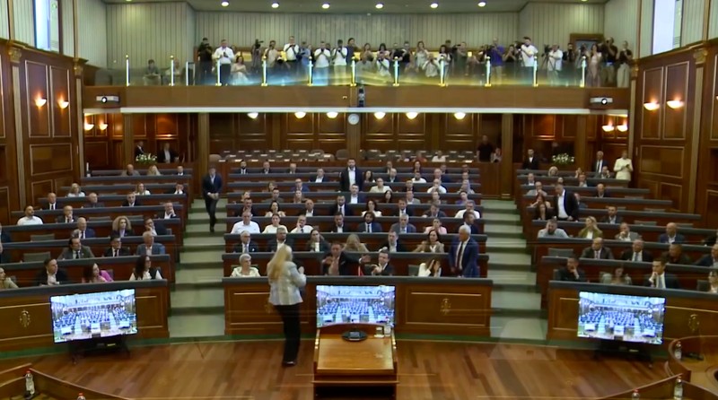 Seorang anggota parlemen dari kubu oposisi melemparkan telur ke arah penjabat Perdana Menteri Kosovo, Albin Kurti, pada Sabtu (8/8/2026). (Tangkapan Layar Video Reuter/KOSOVO PARLIAMENT)