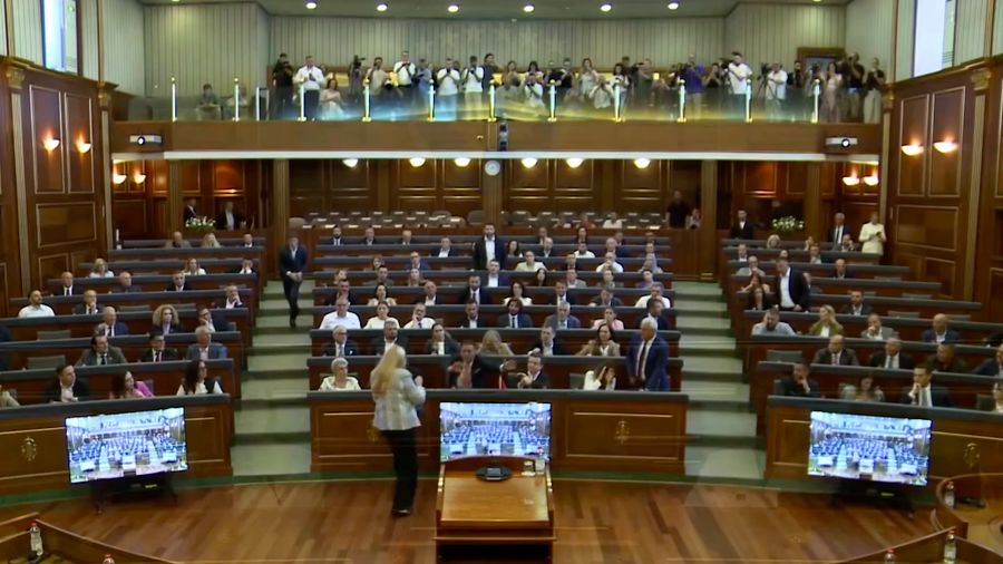 Seorang anggota parlemen dari kubu oposisi melemparkan telur ke arah penjabat Perdana Menteri Kosovo, Albin Kurti, pada Sabtu (8/8/2026). (Tangkapan Layar Video Reuter/KOSOVO PARLIAMENT)