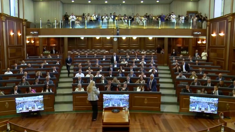 Seorang anggota parlemen dari kubu oposisi melemparkan telur ke arah penjabat Perdana Menteri Kosovo, Albin Kurti, pada Sabtu (8/8/2026). (Tangkapan Layar Video Reuter/KOSOVO PARLIAMENT)