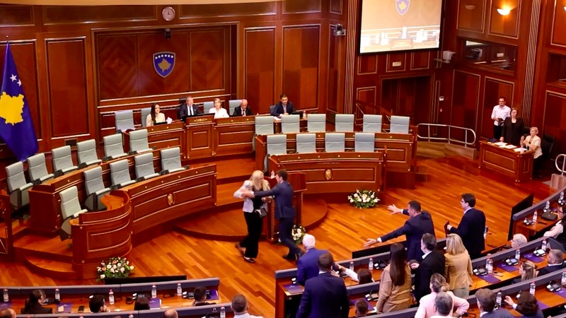 Seorang anggota parlemen dari kubu oposisi melemparkan telur ke arah penjabat Perdana Menteri Kosovo, Albin Kurti, pada Sabtu (8/8/2026).