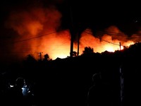 Warga setempat menyaksikan asap membubung dari kebakaran hutan yang melanda Kruja, Albania, pada 9 Agustus 2026. (REUTERS/Florion Goga)