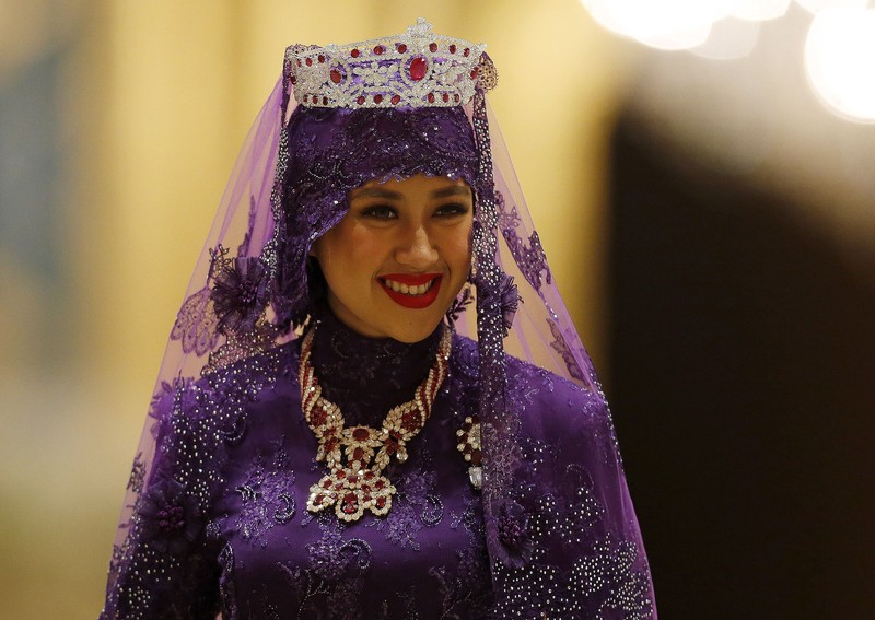 Dayangku Raabi'atul 'Adawiyyah Pengiran Haji Bolkiah dari Brunei meninggalkan pesta pernikahan kerajaan setelah menikah dengan Pangeran Brunei Abdul Malik di Istana Nurul Iman di Bandar Seri Begawan 12 April 2015. (REUTERS/Olivia Harris/File Foto)