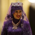 Dayangku Raabi'atul 'Adawiyyah Pengiran Haji Bolkiah dari Brunei meninggalkan pesta pernikahan kerajaan setelah menikah dengan Pangeran Brunei Abdul Malik di Istana Nurul Iman di Bandar Seri Begawan 12 April 2015. (REUTERS/Olivia Harris/File Foto)