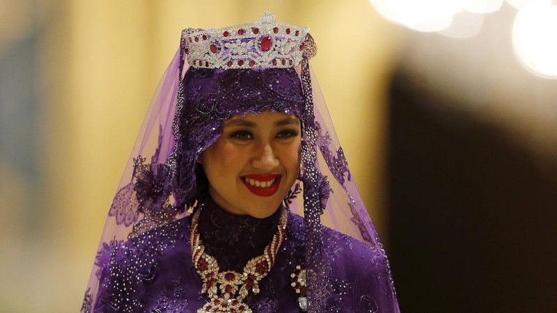 Dayangku Raabi'atul 'Adawiyyah Pengiran Haji Bolkiah dari Brunei meninggalkan pesta pernikahan kerajaan setelah menikah dengan Pangeran Brunei Abdul Malik di Istana Nurul Iman di Bandar Seri Begawan 12 April 2015. (REUTERS/Olivia Harris/File Foto)