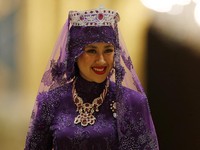 Dayangku Raabi'atul 'Adawiyyah Pengiran Haji Bolkiah dari Brunei meninggalkan pesta pernikahan kerajaan setelah menikah dengan Pangeran Brunei Abdul Malik di Istana Nurul Iman di Bandar Seri Begawan 12 April 2015. (REUTERS/Olivia Harris/File Foto)