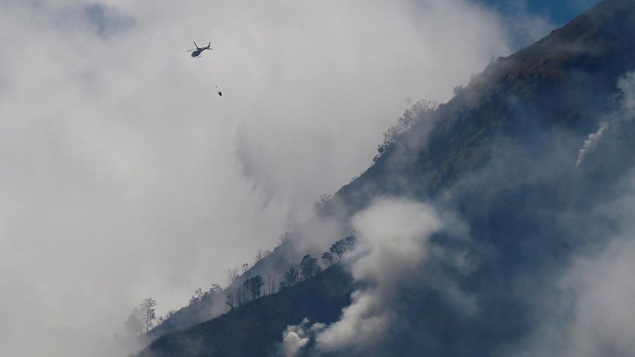 Kebakaran Hutan di Taman Nasional Bromo Tengger Semeru, Probolinggo, Jawa Timur, Minggu (9/8/2026). (REUTERS/Dipta Wahyu)