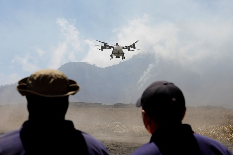 Kebakaran Hutan di Taman Nasional Bromo Tengger Semeru, Probolinggo, Jawa Timur, Minggu (9/8/2026). (REUTERS/Dipta Wahyu)
