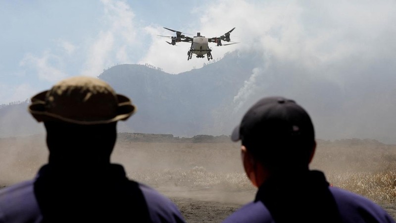 Kebakaran Hutan di Taman Nasional Bromo Tengger Semeru, Probolinggo, Jawa Timur, Minggu (9/8/2026). (REUTERS/Dipta Wahyu)