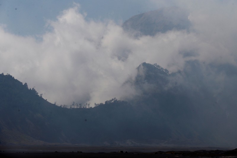 Kebakaran Hutan di Taman Nasional Bromo Tengger Semeru, Probolinggo, Jawa Timur, Minggu (9/8/2026). (REUTERS/Dipta Wahyu)