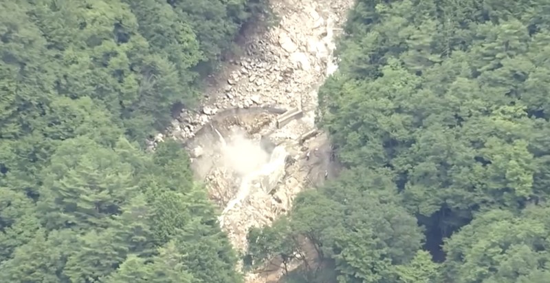 Lokasi tanah longsor menghalangi jalan menuju jalur pendakian di Kota Azumino, Prefektur Nagano, pada hari Minggu (9/8/2026). (Tangkapan Layar Video/REUTERS)