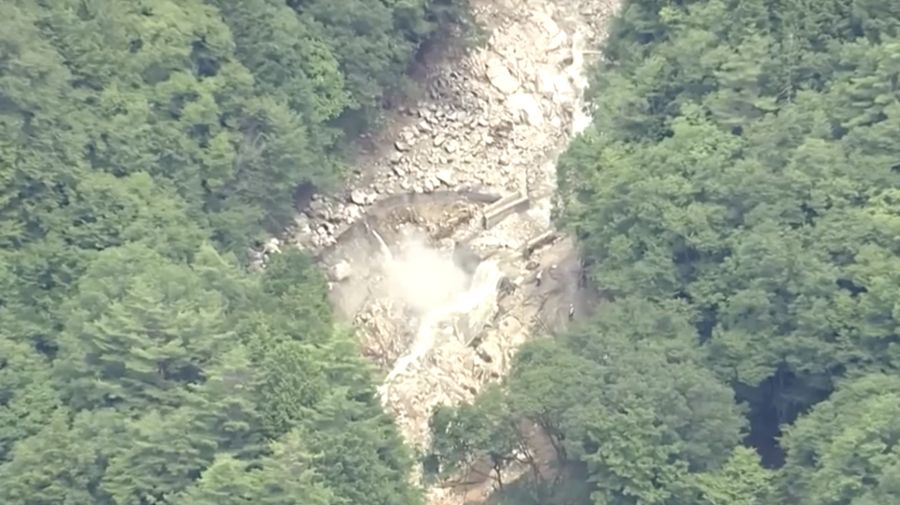 Lokasi tanah longsor menghalangi jalan menuju jalur pendakian di Kota Azumino, Prefektur Nagano, pada hari Minggu (9/8/2026). (Tangkapan Layar Video/REUTERS)