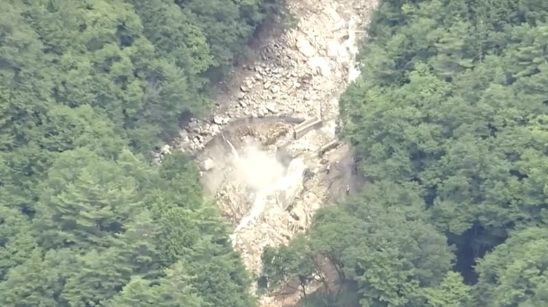 Lokasi tanah longsor menghalangi jalan menuju jalur pendakian di Kota Azumino, Prefektur Nagano, pada hari Minggu (9/8/2026). (Tangkapan Layar Video/REUTERS)