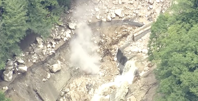 Lokasi tanah longsor menghalangi jalan menuju jalur pendakian di Kota Azumino, Prefektur Nagano, pada hari Minggu (9/8/2026). (Tangkapan Layar Video/REUTERS)