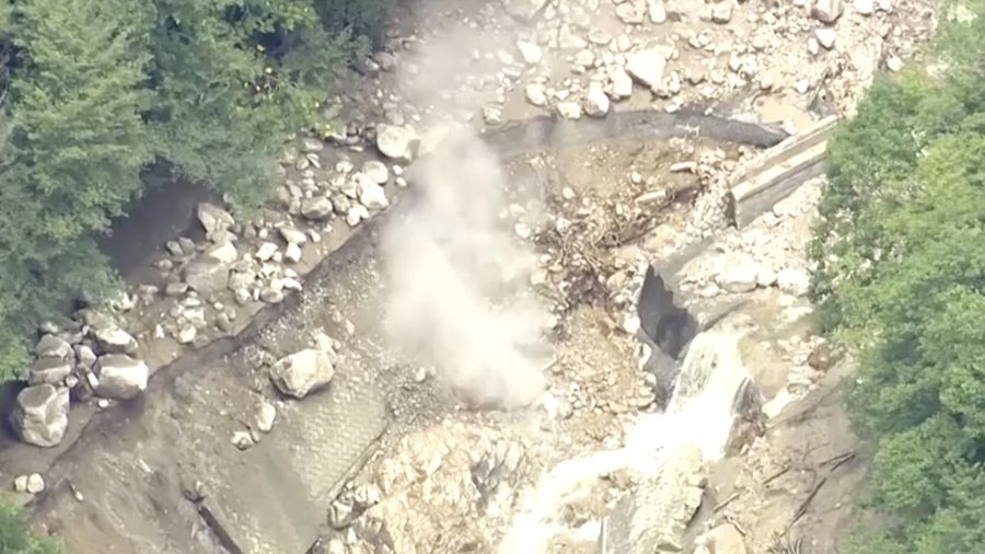 Lokasi tanah longsor menghalangi jalan menuju jalur pendakian di Kota Azumino, Prefektur Nagano, pada hari Minggu (9/8/2026). (Tangkapan Layar Video/REUTERS)
