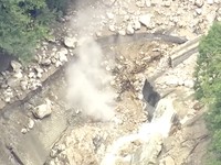 Lokasi tanah longsor menghalangi jalan menuju jalur pendakian di Kota Azumino, Prefektur Nagano, pada hari Minggu (9/8/2026). (Tangkapan Layar Video/REUTERS)
