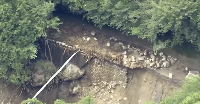 Lokasi tanah longsor menghalangi jalan menuju jalur pendakian di Kota Azumino, Prefektur Nagano, pada hari Minggu (9/8/2026). (Tangkapan Layar Video/REUTERS)