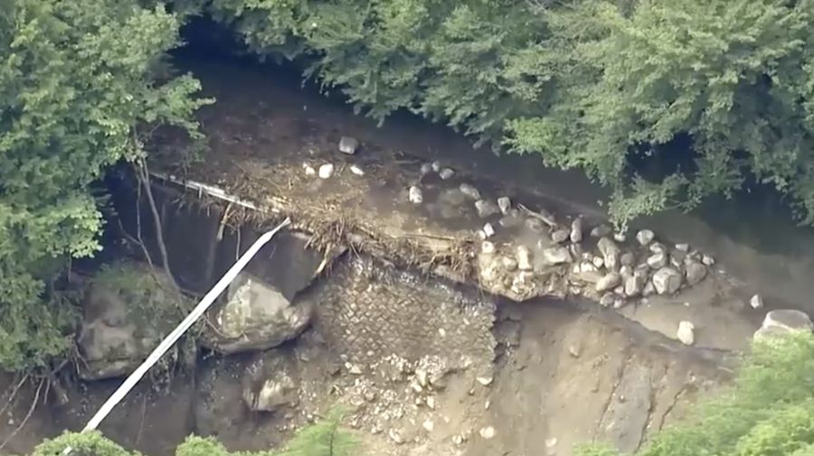 Lokasi tanah longsor menghalangi jalan menuju jalur pendakian di Kota Azumino, Prefektur Nagano, pada hari Minggu (9/8/2026). (Tangkapan Layar Video/REUTERS)