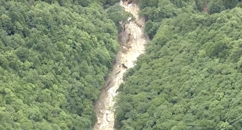 Lokasi tanah longsor menghalangi jalan menuju jalur pendakian di Kota Azumino, Prefektur Nagano, pada hari Minggu (9/8/2026). (Tangkapan Layar Video/REUTERS)
