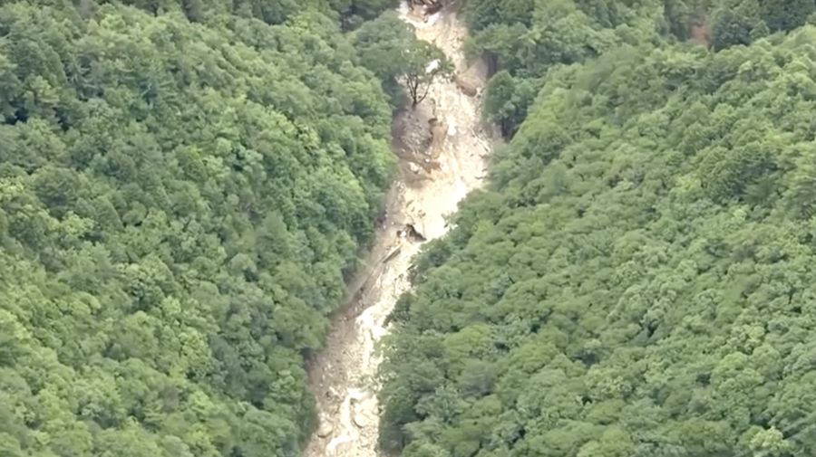 Lokasi tanah longsor menghalangi jalan menuju jalur pendakian di Kota Azumino, Prefektur Nagano, pada hari Minggu (9/8/2026). (Tangkapan Layar Video/REUTERS)
