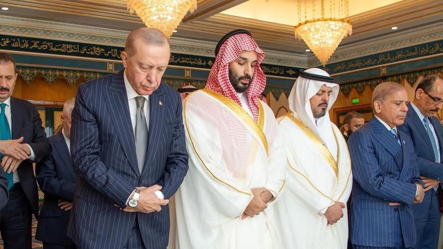 Mulia Putra Mahkota Mohammed bin Salman, bersama para pemimpin Turki dan Pakistan, menghadiri shalat Jumat di Masjid Al-Haram di Makkah pada tanggal 7 Agustus 2026. (Instagram/shaykh_sudais)