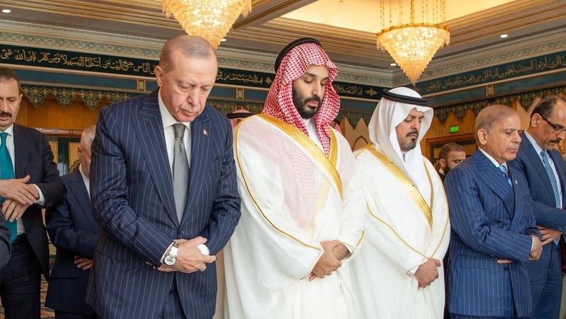 Mulia Putra Mahkota Mohammed bin Salman, bersama para pemimpin Turki dan Pakistan, menghadiri shalat Jumat di Masjid Al-Haram di Makkah pada tanggal 7 Agustus 2026. (Instagram/shaykh_sudais)