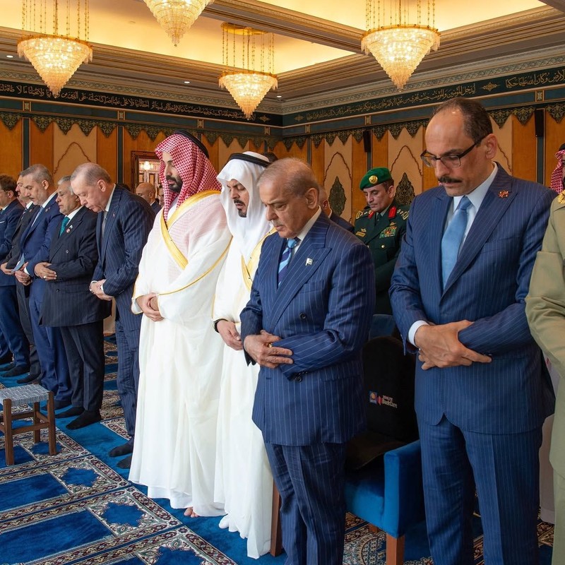 Mulia Putra Mahkota Mohammed bin Salman, bersama para pemimpin Turki dan Pakistan, menghadiri shalat Jumat di Masjid Al-Haram di Makkah pada tanggal 7 Agustus 2026. (Instagram/shaykh_sudais)