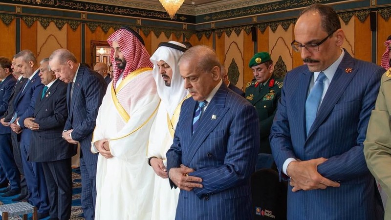 Mulia Putra Mahkota Mohammed bin Salman, bersama para pemimpin Turki dan Pakistan, menghadiri shalat Jumat di Masjid Al-Haram di Makkah pada tanggal 7 Agustus 2026. (Instagram/shaykh_sudais)