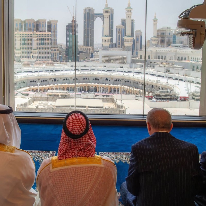 Mulia Putra Mahkota Mohammed bin Salman, bersama para pemimpin Turki dan Pakistan, menghadiri shalat Jumat di Masjid Al-Haram di Makkah pada tanggal 7 Agustus 2026. (Instagram/shaykh_sudais)