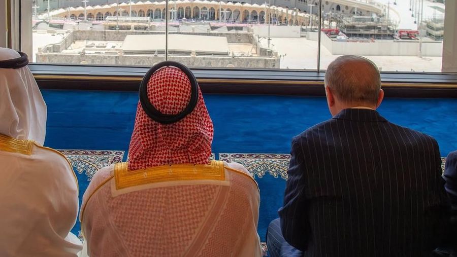 Mulia Putra Mahkota Mohammed bin Salman, bersama para pemimpin Turki dan Pakistan, menghadiri shalat Jumat di Masjid Al-Haram di Makkah pada tanggal 7 Agustus 2026. (Instagram/shaykh_sudais)