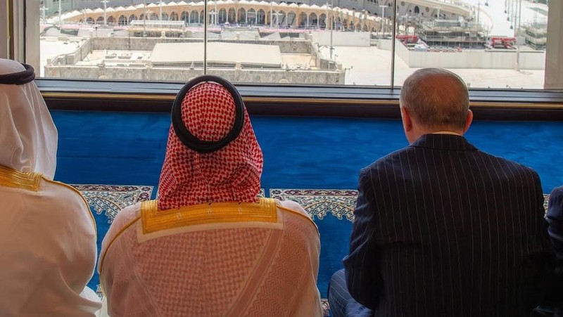 Mulia Putra Mahkota Mohammed bin Salman, bersama para pemimpin Turki dan Pakistan, menghadiri shalat Jumat di Masjid Al-Haram di Makkah pada tanggal 7 Agustus 2026. (Instagram/shaykh_sudais)