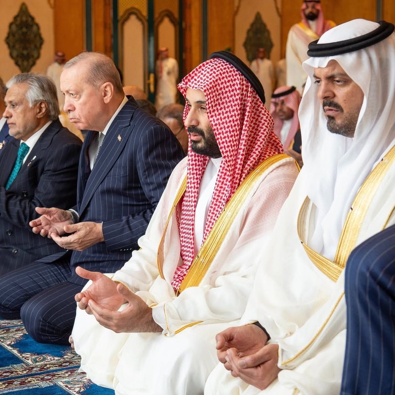 Mulia Putra Mahkota Mohammed bin Salman, bersama para pemimpin Turki dan Pakistan, menghadiri shalat Jumat di Masjid Al-Haram di Makkah pada tanggal 7 Agustus 2026. (Instagram/shaykh_sudais)