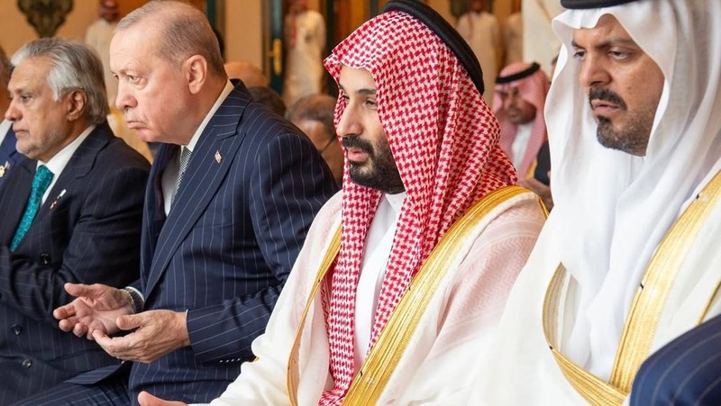 Mulia Putra Mahkota Mohammed bin Salman, bersama para pemimpin Turki dan Pakistan, menghadiri shalat Jumat di Masjid Al-Haram di Makkah pada tanggal 7 Agustus 2026. (Instagram/shaykh_sudais)