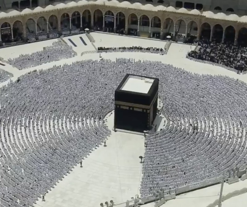 Mulia Putra Mahkota Mohammed bin Salman, bersama para pemimpin Turki dan Pakistan, menghadiri shalat Jumat di Masjid Al-Haram di Makkah pada tanggal 7 Agustus 2026. (Instagram/shaykh_sudais)