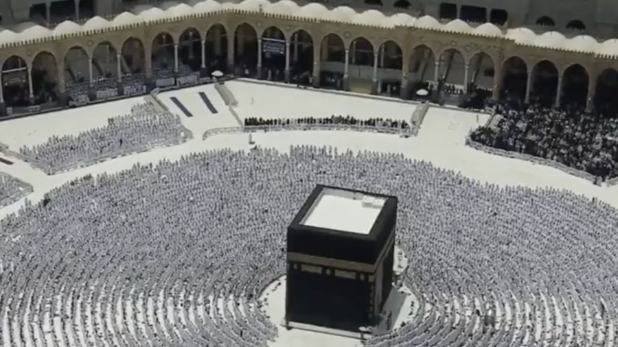 Mulia Putra Mahkota Mohammed bin Salman, bersama para pemimpin Turki dan Pakistan, menghadiri shalat Jumat di Masjid Al-Haram di Makkah pada tanggal 7 Agustus 2026. (Instagram/shaykh_sudais)