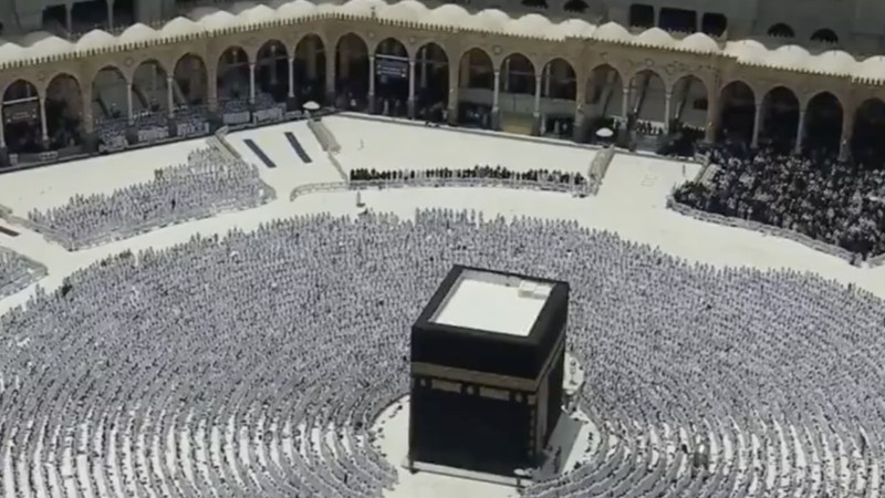 Mulia Putra Mahkota Mohammed bin Salman, bersama para pemimpin Turki dan Pakistan, menghadiri shalat Jumat di Masjid Al-Haram di Makkah pada tanggal 7 Agustus 2026. (Instagram/shaykh_sudais)