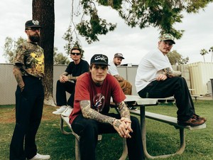 Neck Deep Random Liburan ke Atlantis Ancol, Netizen: Mas-mas Wales Bahagia Pol!
