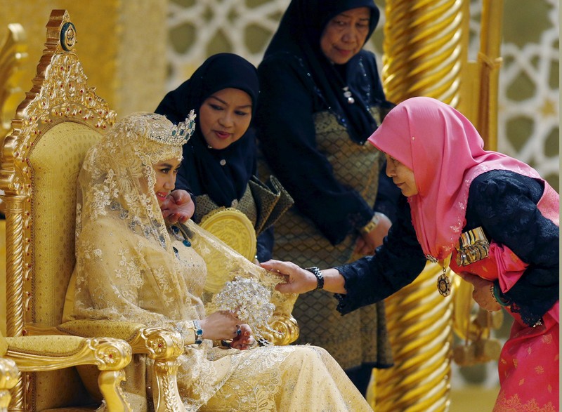 Dayangku Raabi'atul 'Adawiyyah Pengiran Haji Bolkiah dari Brunei meninggalkan pesta pernikahan kerajaan setelah menikah dengan Pangeran Brunei Abdul Malik di Istana Nurul Iman di Bandar Seri Begawan 12 April 2015. (REUTERS/Olivia Harris/File Foto)