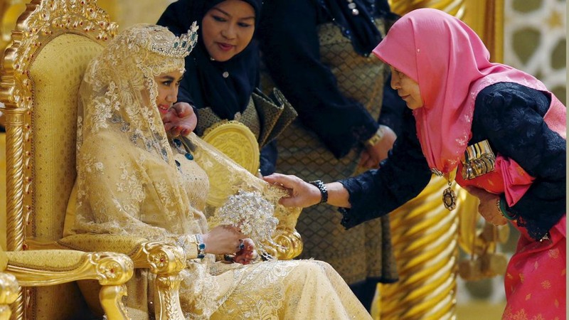 Para dayang menyesuaikan cadar Dayangku Raabi'atul 'Adawiyyah Pengiran Haji Bolkiah saat menunggu kedatangan Pangeran Abdul Malik untuk