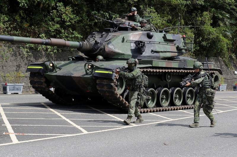 Para prajurit berpartisipasi dalam misi pertahanan untuk sebuah pelabuhan vital selama latihan militer tahunan Han Kuang di Yilan, Taiwan timur laut, pada hari Senin, 10 Agustus 2026. (Chiang Ying-ying/Pool via REUTERS)