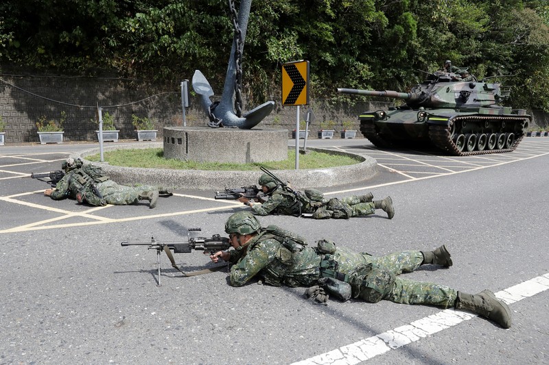 Para prajurit berpartisipasi dalam misi pertahanan untuk sebuah pelabuhan vital selama latihan militer tahunan Han Kuang di Yilan, Taiwan timur laut, pada hari Senin, 10 Agustus 2026. (Chiang Ying-ying/Pool via REUTERS)
