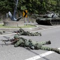 Para prajurit berpartisipasi dalam misi pertahanan untuk sebuah pelabuhan vital selama latihan militer tahunan Han Kuang di Yilan, Taiwan timur laut, pada hari Senin, 10 Agustus 2026. (Chiang Ying-ying/Pool via REUTERS)