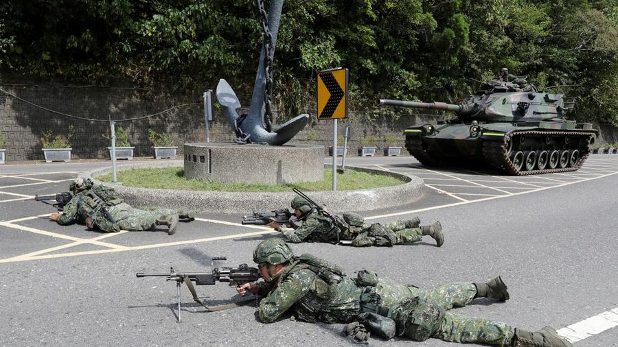 Para prajurit berpartisipasi dalam misi pertahanan untuk sebuah pelabuhan vital selama latihan militer tahunan Han Kuang di Yilan, Taiwan timur laut, pada hari Senin, 10 Agustus 2026. (Chiang Ying-ying/Pool via REUTERS)
